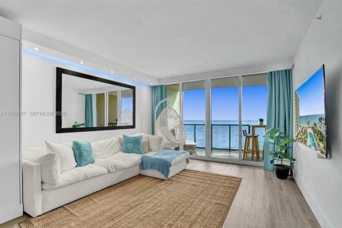 Condo in Hollywood, Florida, 1 bedroom № 2026672 - photo 8