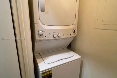 Condo in Sunrise, Florida, 2 bedrooms  № 2026388 - photo 27