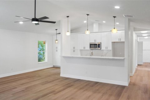 House in Tampa, Florida 3 bedrooms, 139.35 sq.m. № 2110154 - photo 2