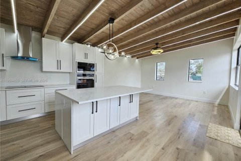 House in Fort Lauderdale, Florida 4 bedrooms, 134.52 sq.m. № 2024383 - photo 8