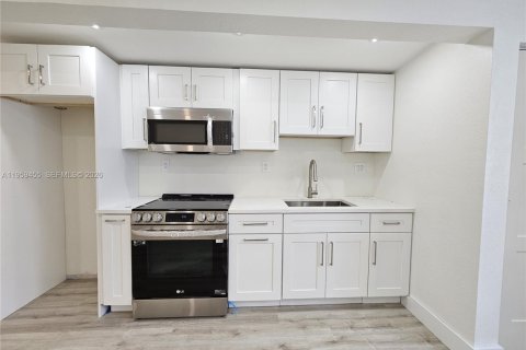 House in Fort Lauderdale, Florida 4 bedrooms, 134.52 sq.m. № 2024383 - photo 28