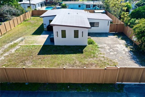 House in Fort Lauderdale, Florida 4 bedrooms, 134.52 sq.m. № 2024383 - photo 4