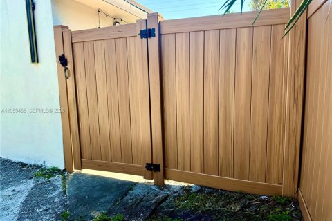 House in Fort Lauderdale, Florida 4 bedrooms, 134.52 sq.m. № 2024383 - photo 27