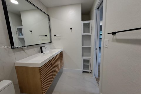 House in Fort Lauderdale, Florida 4 bedrooms, 134.52 sq.m. № 2024383 - photo 22