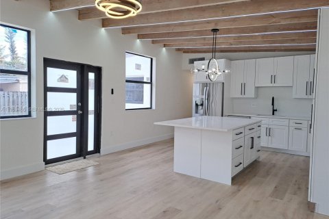 House in Fort Lauderdale, Florida 4 bedrooms, 134.52 sq.m. № 2024383 - photo 6