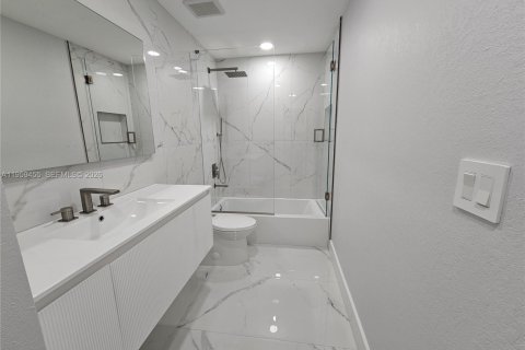 House in Fort Lauderdale, Florida 4 bedrooms, 134.52 sq.m. № 2024383 - photo 16