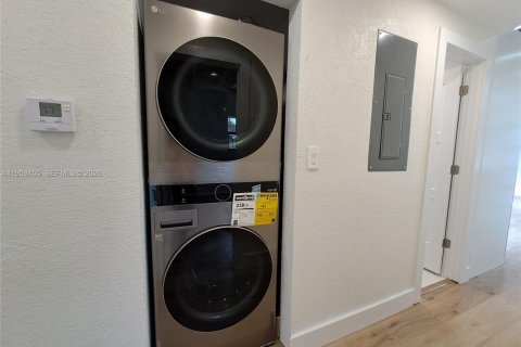 House in Fort Lauderdale, Florida 4 bedrooms, 134.52 sq.m. № 2024383 - photo 25