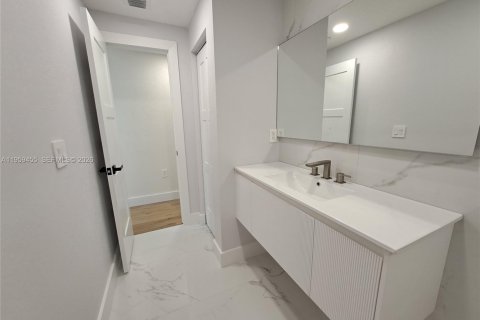 House in Fort Lauderdale, Florida 4 bedrooms, 134.52 sq.m. № 2024383 - photo 17