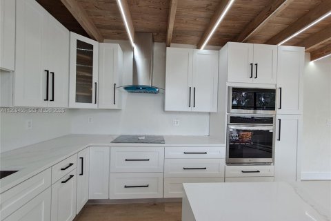 House in Fort Lauderdale, Florida 4 bedrooms, 134.52 sq.m. № 2024383 - photo 13