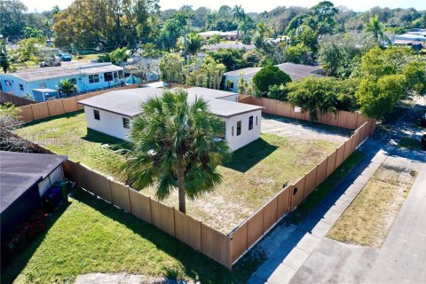 House in Fort Lauderdale, Florida 4 bedrooms, 134.52 sq.m. № 2024383 - photo 2