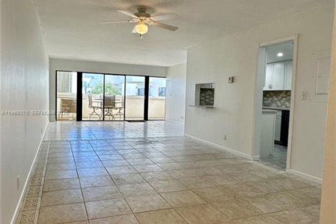 Снять в аренду кондоминиум в Дирфилд-Бич, Флорида 2 спальни, 112.04м2, № 2030295 - фото 3