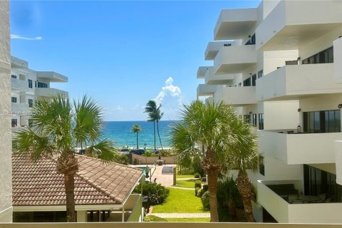 Кондоминиум с 2 спальнями в Дирфилд-Бич, Флорида № 2030295