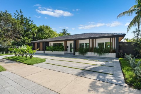 Casa en venta en Miami, Florida, 5 dormitorios, 256.04 m2 № 2056616 - foto 5