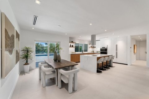Casa en venta en Miami, Florida, 5 dormitorios, 256.04 m2 № 2056616 - foto 15