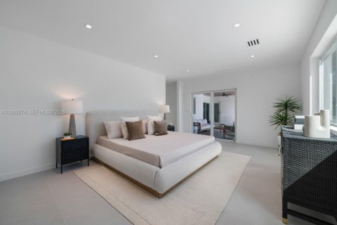 Casa en venta en Miami, Florida, 5 dormitorios, 256.04 m2 № 2056616 - foto 19