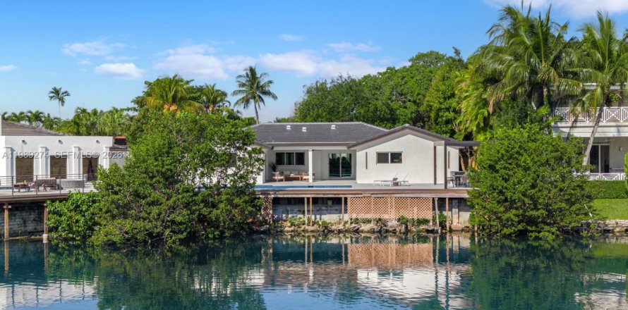 Casa en Miami, Florida 5 dormitorios, 256.04 m2 № 2056616