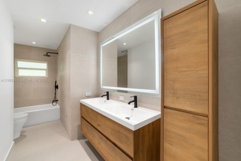 Casa en venta en Miami, Florida, 5 dormitorios, 256.04 m2 № 2056616 - foto 30