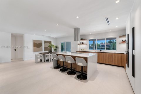 Casa en venta en Miami, Florida, 5 dormitorios, 256.04 m2 № 2056616 - foto 13