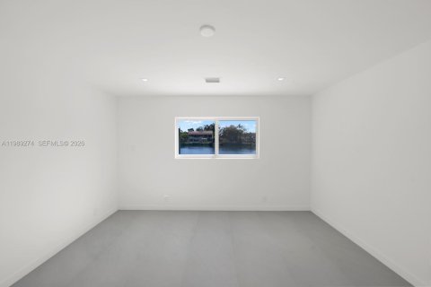 Casa en venta en Miami, Florida, 5 dormitorios, 256.04 m2 № 2056616 - foto 24