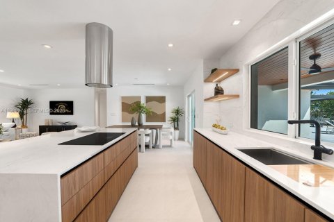 Casa en venta en Miami, Florida, 5 dormitorios, 256.04 m2 № 2056616 - foto 14