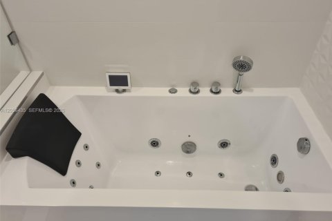 Copropriété à louer à Hollywood, Floride: 1 chambre, 103.4 m2 № 2155954 - photo 15
