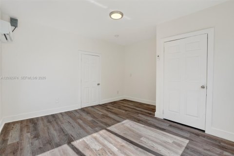 Villa ou maison à louer à Miami, Floride: 1 chambre, 576.64 m2 № 2378475 - photo 4