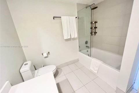 Copropriété à louer à Hallandale Beach, Floride: 2 chambres, 95.69 m2 № 1698273 - photo 30