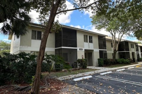 Condo in Pompano Beach, Florida, 2 bedrooms № 2341224 - photo 3