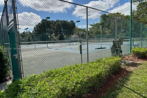 Condo in Pompano Beach, Florida, 2 bedrooms № 2341224 - photo 9