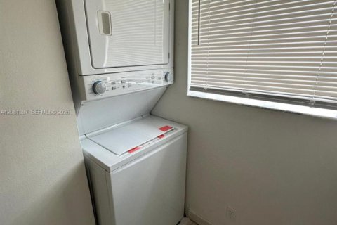 Condo in Pompano Beach, Florida, 2 bedrooms № 2341224 - photo 17