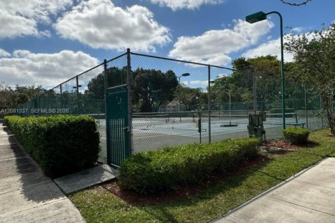 Condo in Pompano Beach, Florida, 2 bedrooms № 2341224 - photo 8