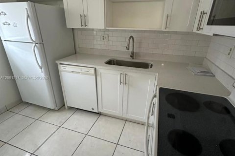 Condo in Pompano Beach, Florida, 2 bedrooms № 2341224 - photo 16