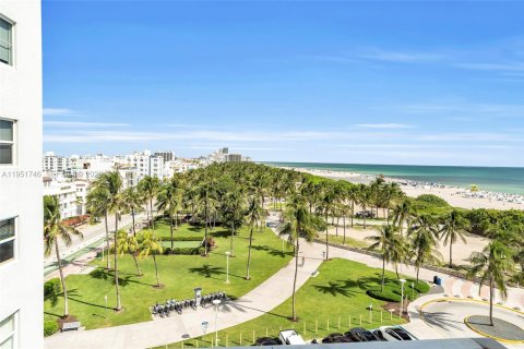 Condo in Miami Beach, Florida, 1 bedroom  № 2052924 - photo 3
