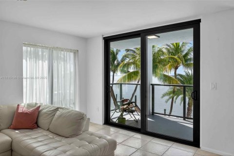 Condo in Miami, Florida, 2 bedrooms  № 1819850 - photo 10