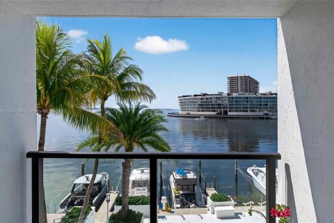Condo in Miami, Florida, 2 bedrooms  № 1819850 - photo 1