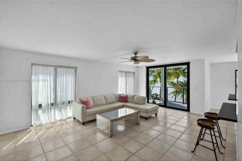Condo in Miami, Florida, 2 bedrooms  № 1819850 - photo 2