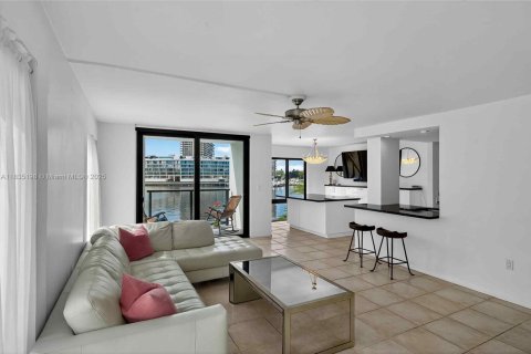 Condo in Miami, Florida, 2 bedrooms  № 1819850 - photo 15