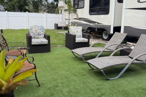 House in Pompano Beach, Florida 8 bedrooms, 115.94 sq.m. № 2002489 - photo 15