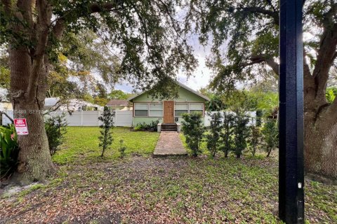 House in Pompano Beach, Florida 8 bedrooms, 115.94 sq.m. № 2002489