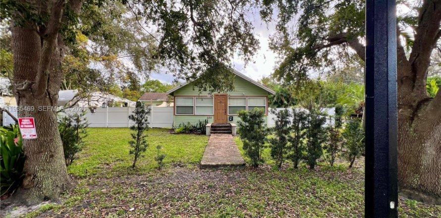 House in Pompano Beach, Florida 8 bedrooms, 115.94 sq.m. № 2002489