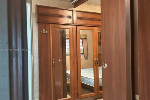 House in Pompano Beach, Florida 8 bedrooms, 115.94 sq.m. № 2002489 - photo 12