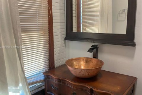 House in Pompano Beach, Florida 8 bedrooms, 115.94 sq.m. № 2002489 - photo 21