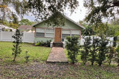 House in Pompano Beach, Florida 8 bedrooms, 115.94 sq.m. № 2002489 - photo 3