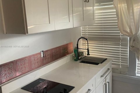 House in Pompano Beach, Florida 8 bedrooms, 115.94 sq.m. № 2002489 - photo 19