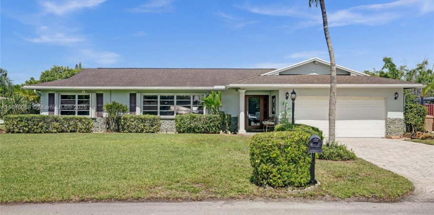House in Davie, Florida 3 bedrooms, 225.38 sq.m. № 1842663