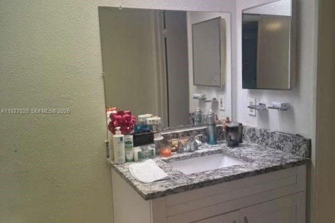 Condo in Tampa, Florida, 2 bedrooms  № 2002664 - photo 8