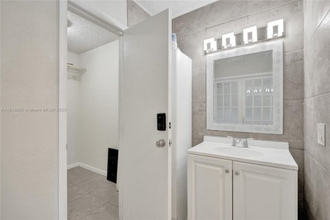 Condominio en venta en Lauderhill, Florida, 1 dormitorio, 62.71 m2 № 2082241 - foto 18