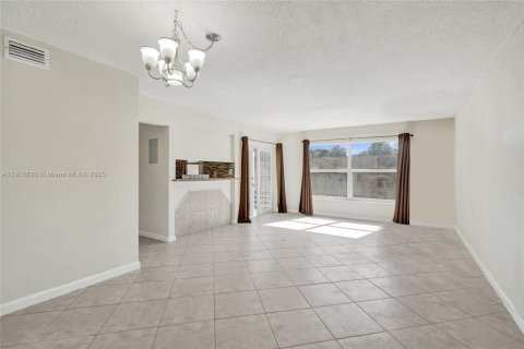 Condominio en venta en Lauderhill, Florida, 1 dormitorio, 62.71 m2 № 2082241 - foto 3