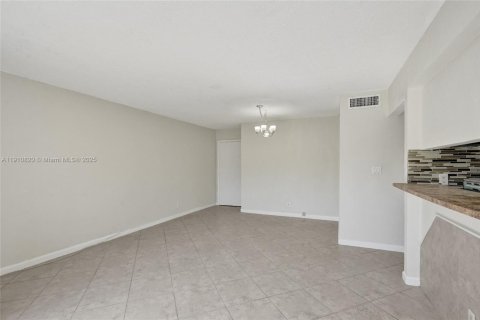 Condominio en venta en Lauderhill, Florida, 1 dormitorio, 62.71 m2 № 2082241 - foto 7