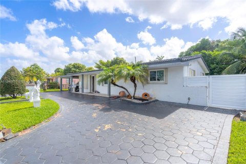 House in Hialeah, Florida 5 bedrooms, 172.8 sq.m. № 1848333 - photo 1